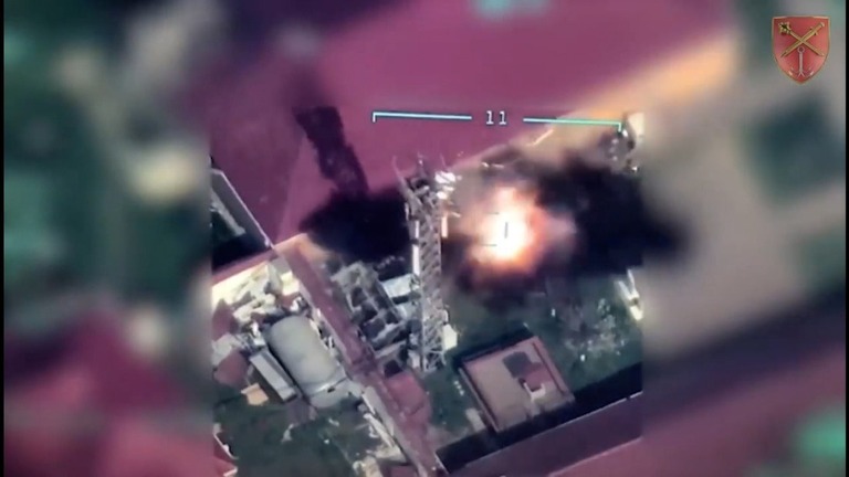 スネーク島の通信塔付近を攻撃する様子を捉えたドローン映像/Courtesy Ukrainian Armed Forces Southern Operation Command