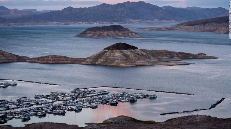 水位低下の著しい米ネバダ州ミード湖で、樽に入れられて遺棄された遺体が見つかった/Mark Henle/The Republic/USA Today Network