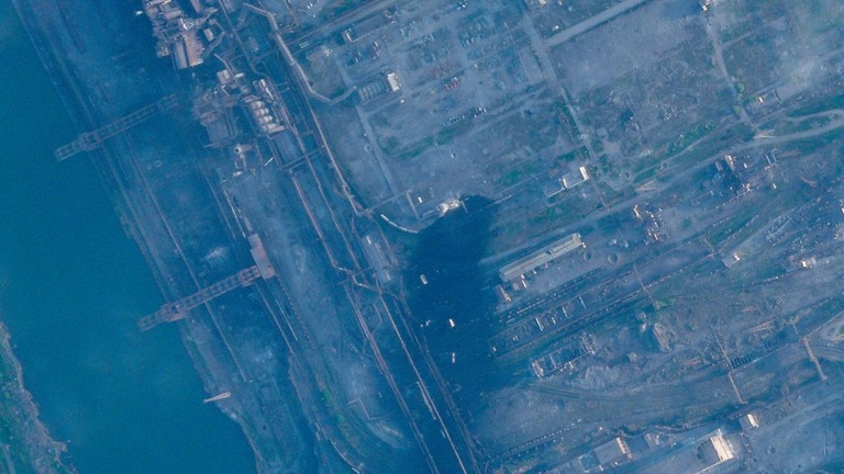 アゾフスターリ製鉄所から黒煙が立ち上る様子を捉えた衛星画像/Planet Labs PBC/AP