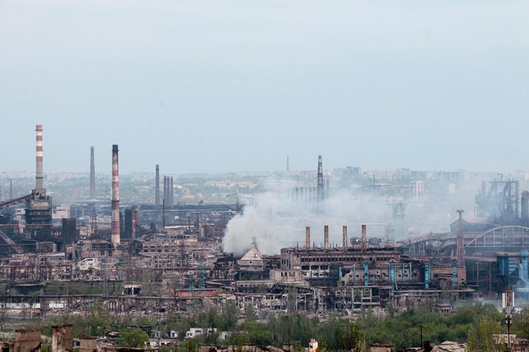 アゾフスターリ製鉄所から煙が立ち上る＝５日/AP Photo
