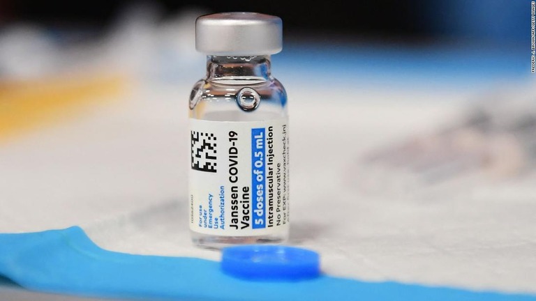 米ジョンソン・エンド・ジョンソン（Ｊ＆Ｊ）製の新型コロナウイルスワクチン＝２０２１年１２月１５日、米カリフォルニア州ロサンゼルス/Frederic J. Brown/AFP/Getty Images