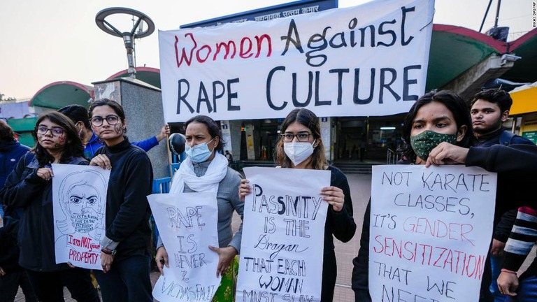 少女への集団レイプに対し抗議する大学生ら＝１月２９日、インド・ニューデリー/Bikas Das/AP