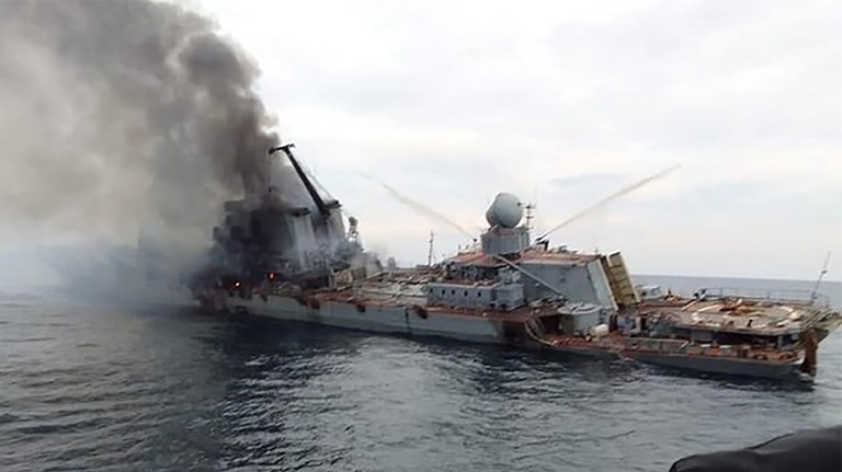 ４月１８日に公開されたこの画像からは、ロシア黒海艦隊の旗艦「モスクワ」から火災が発生している様子がわかる/From Social Media