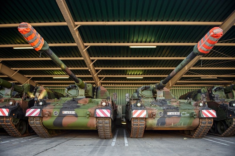 独ミュンスターの兵舎に格納される自走式榴弾砲「パンツァーハウビッツェ２０００」/Gregor Fischer/AFP/Getty Images