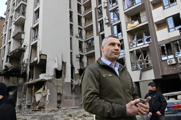 ロシア軍の攻撃で損壊した建物の前に立つキーウ（キエフ）のクリチコ市長/Genya Savilov/AFP/Getty Images