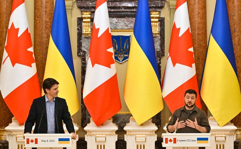 共同会見を行うカナダのトルドー首相（左）とウクライナのゼレンスキー大統領＝８日、キーウ（キエフ）/Sergei Supinsky/AFP/Getty Images