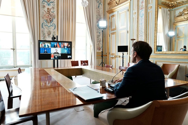 オンライン形式のＧ７首脳会談に出席するフランスのマクロン大統領＝８日/Thibault Camus/Pool/AFP/Getty Images