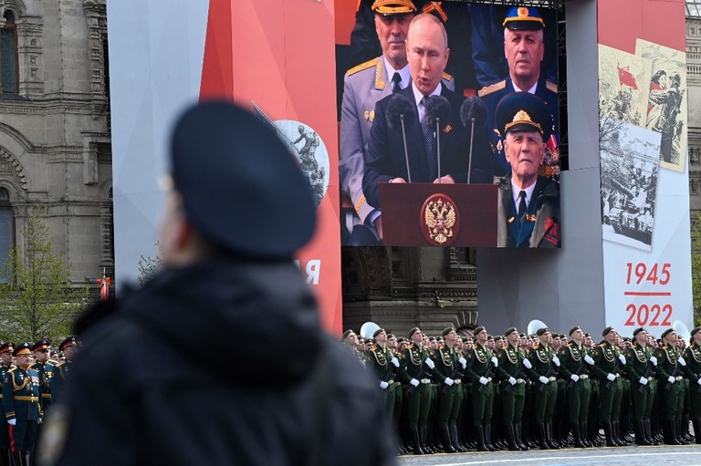 対独戦勝記念日に演説するプーチン大統領を映し出したスクリーン＝９日、ロシア首都モスクワ/Kirill Kudryavtsev/AFP/Getty Images