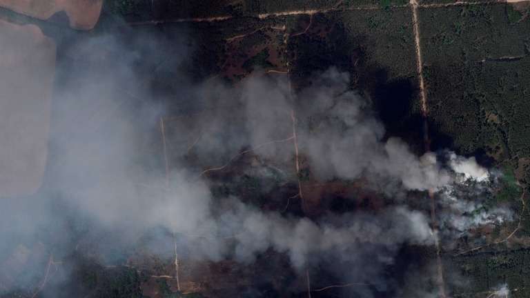 攻撃を受けた建物から立ち上る煙を捉えた衛星画像＝７日、ウクライナ・イジューム/Planet Labs PBC/AP