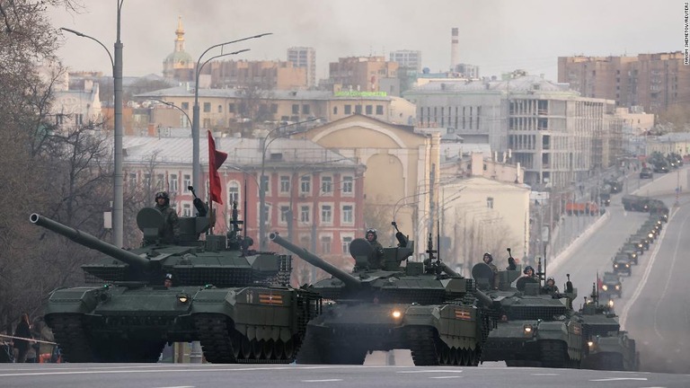戦勝記念日の軍事パレードに参加するロシア軍の戦闘車両/Maxim Shemetov/Reuters