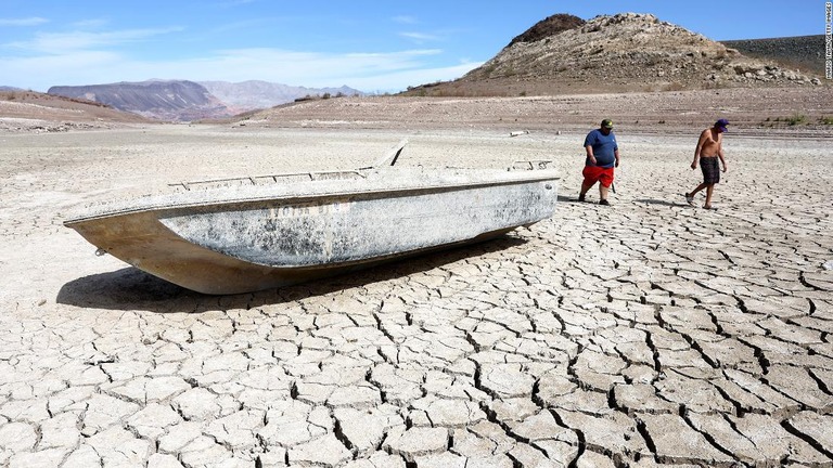 米国最大の人工貯水池のミード湖/Mario Tama/Getty Images