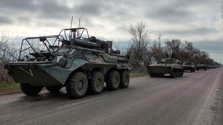 親ロシア派の支配地域を走行するロシア軍の戦車＝４月１６日、ウクライナ・マリウポリ近郊/Alexei Alexandrov/AP