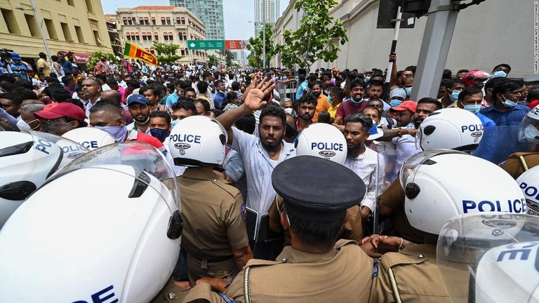 警官隊と対峙する政府支持者ら/Ishara S. Kodikara/AFP/Getty Images