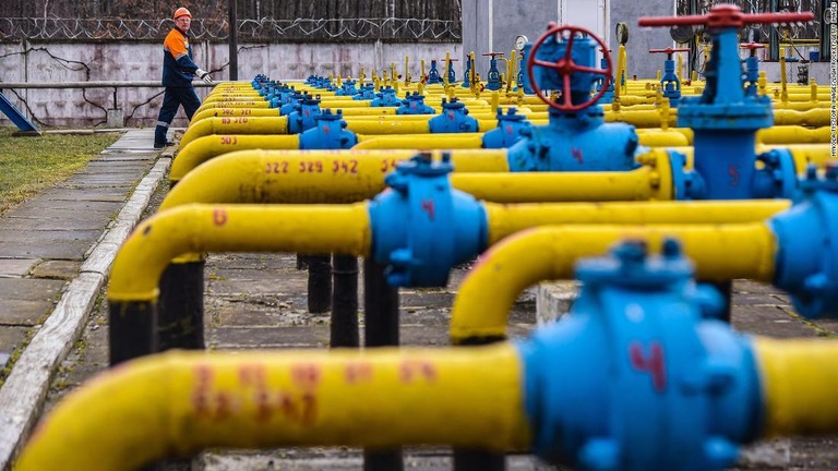 ウクライナの天然ガス施設に設置されたガスパイプ群/Mykola Tys/SOPA Images/LightRocket/Getty Images