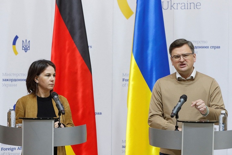 ウクライナのクレバ外相（右）とドイツのベアボック外相（左）＝１０日、ウクライナの首都キーウ（キエフ）/Valentyn Ogirenko/Reuters