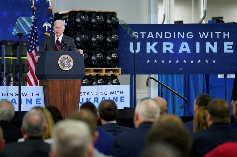 米ロッキード・マーティンの施設を訪れ、ウクライナ支援について演説するバイデン氏/Evan Vucci/AP