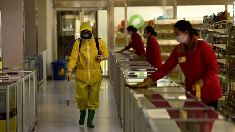 消毒を行う従業員ら＝３月１８日、北朝鮮・平壌の百貨店/Kim Won Jin/AFP/Getty Images