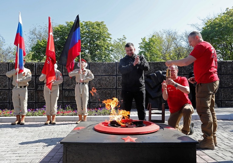 ９日、マリウポリで戦勝記念日の式典に参加するデニス・プシリン氏（中央）/Alexander Ermochenko/Reuters