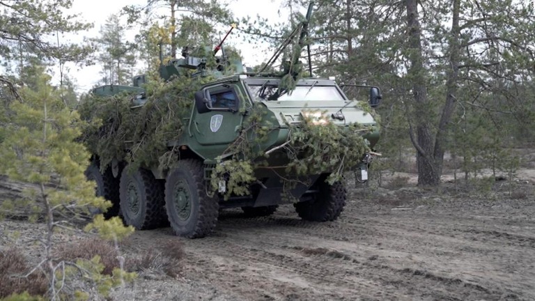 ロシアの侵攻を念頭に置いた合同軍事演習に参加するフィンランド軍の装甲車両/CNN
