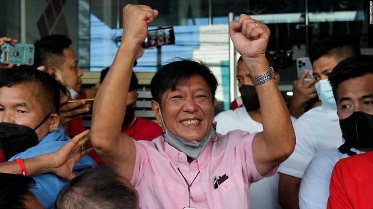 選挙本部前で勝利を喜ぶフェルディナンド・マルコス氏＝１１日、フィリピン/Aaron Favila/AP