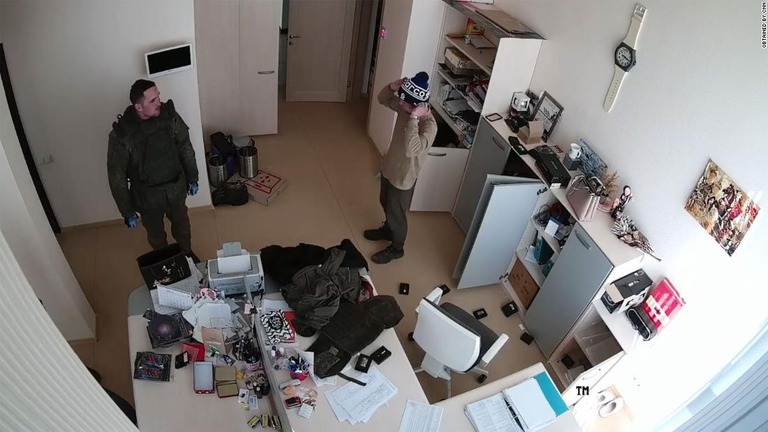 販売店の中に押し入り、中の物を物色するロシア軍の兵士ら/obtained by CNN