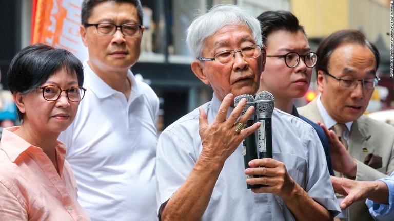 陳日君・枢機卿（中央）が逮捕された/Dickson Lee/South China Morning Post/Getty Images)