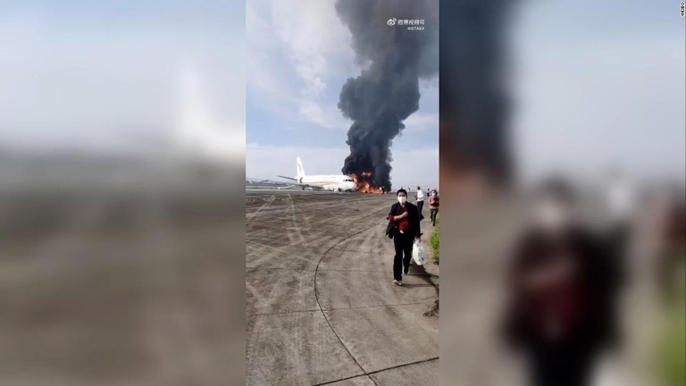 映像には炎上する旅客機から避難する乗客が映っていた/Weibo