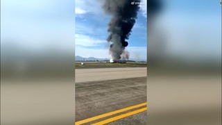 機体の前部から炎と黒煙が噴出した