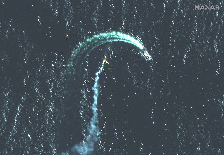 衛星画像の拡大図。急旋回する艦艇の至近距離にミサイルが飛来するように見える/Maxar Technologies