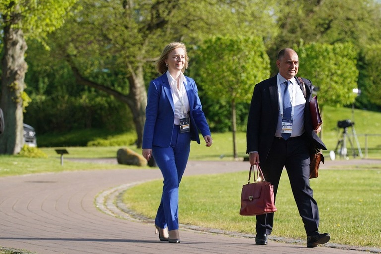 英国のリズ・トラス外相（左）＝１２日、ドイツ/Marcus Brandt/Pool/AFP/Getty Images