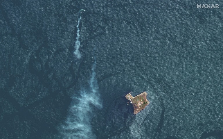 スネーク島とミサイルのものとみられる白煙、艦船の航跡を捉えた１２日の衛星画像/Maxar Technologies
