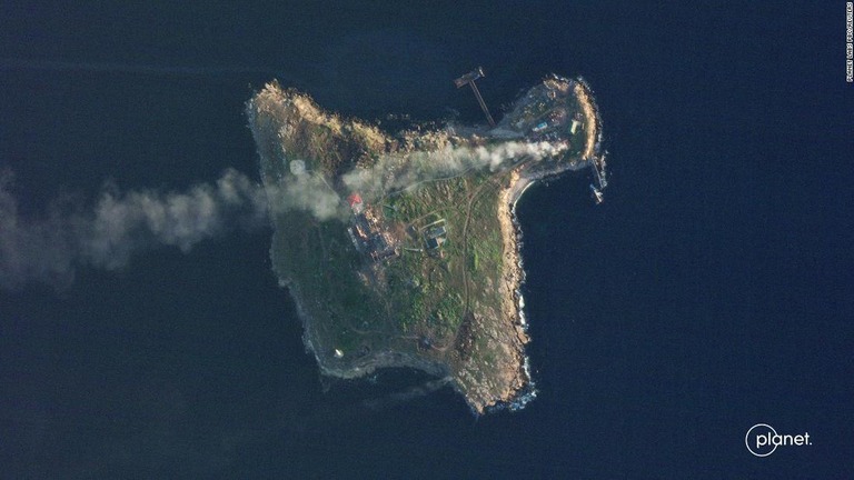 白い煙が立ち上るスネーク島の衛星画像/Planet Labs PBC/Reuters