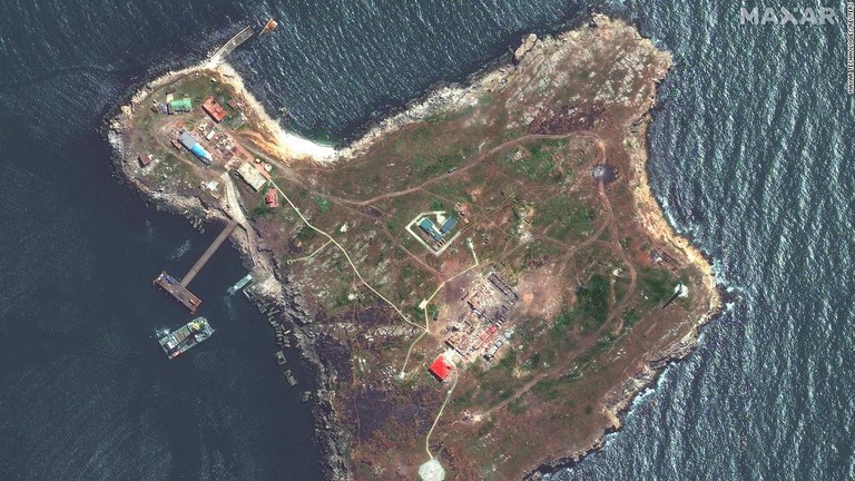 今回の戦争を象徴する戦場の一つとなったスネーク島。戦略的にも極めて重要な島だ/Maxar Technologies/Reuters