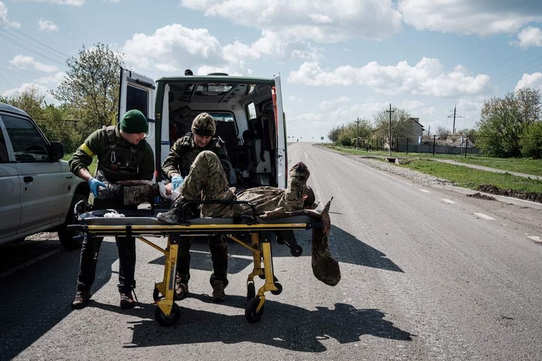 前線で負傷した兵士を病院に搬送するウクライナ軍の機動避難部隊/Yasuyoshi Chiba/AFP/Getty Images