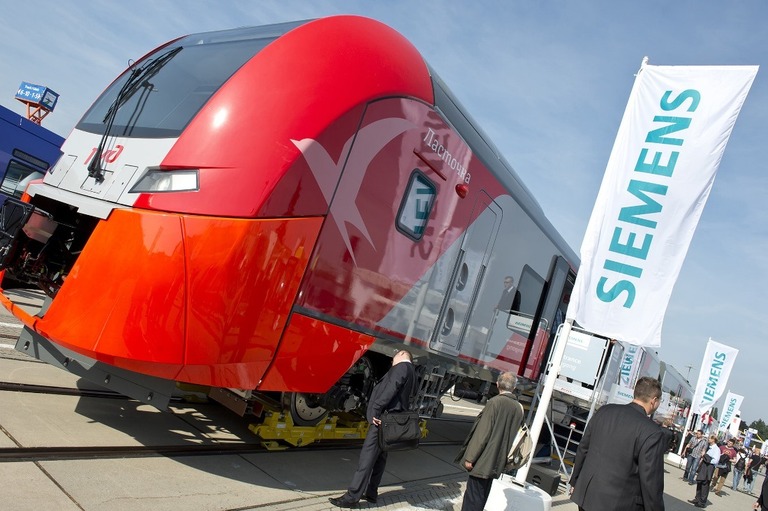 展示会に出品されたシーメンスが製造した鉄道車両＝２０１２年、ドイツ・ベルリン/John MacDougall/AFP/GettyImages