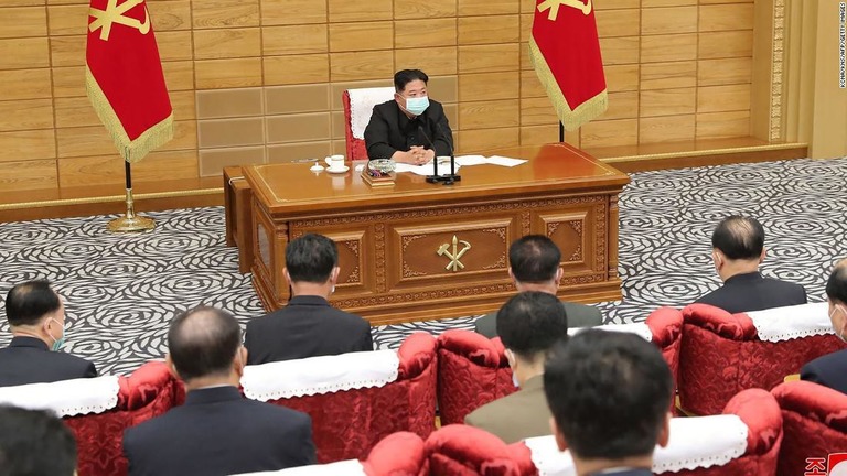 朝鮮労働党の会合に出席した金正恩・総書記/KCNA/KNS/AFP/Getty Images