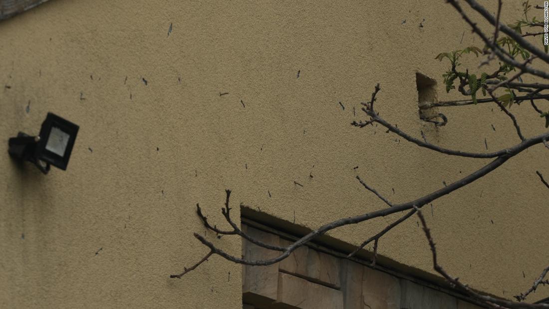 イルピンの民家の外壁に突き刺さった無数の金属片/David von Blohn/CNN