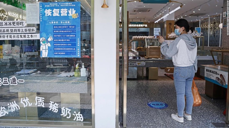 入店前にＱＲコードを読み取る買い物客＝１６日、中国・上海/Yin Liqin/China News Service/Getty Images