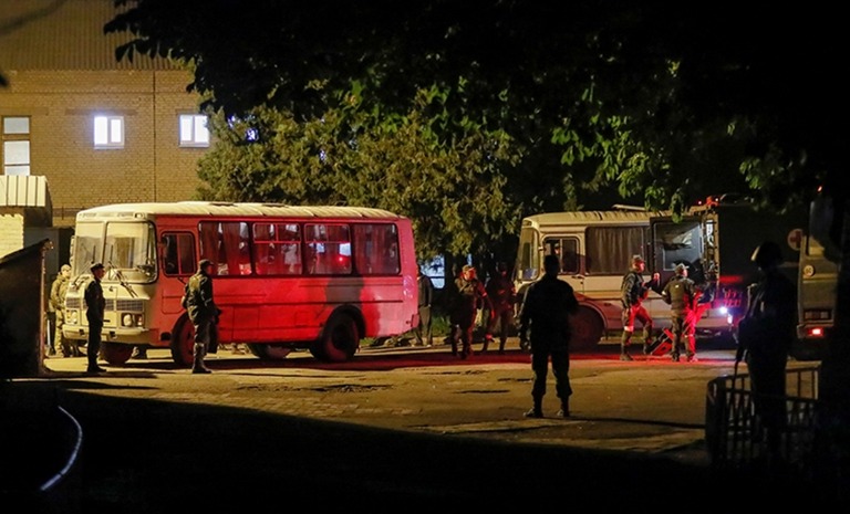 製鉄所にいるウクライナ軍要員を乗せるためのバスが親ロシア派武装組織の護衛の下到着/Alexander Ermochenko/Reuters