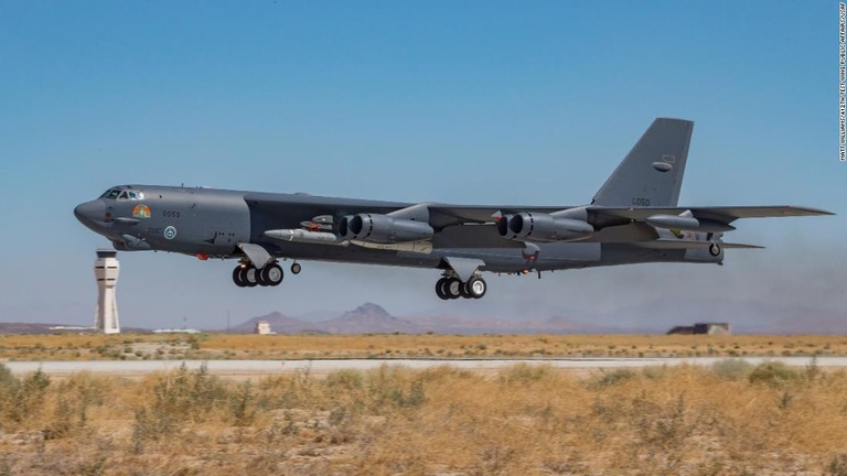 離陸するＢ５２Ｈ戦略爆撃機＝２０２０年８月、米カリフォルニア州のエドワーズ空軍基地/Matt Williams/412th Test Wing Public Affairs/USAF