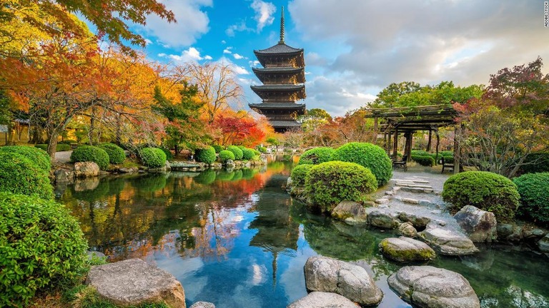 日本は外国人観光客の受け入れ再開に向けた実証事業を今月中に開始する/Adobe Stock