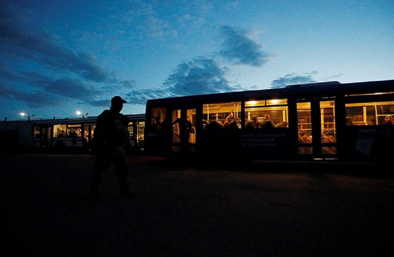 親ロシア派の軍が護衛するバスで収容施設に到着したウクライナ軍の兵士ら＝１７日、ウクライナ・ドネツク地域/Alexander Ermochenko/Reuters