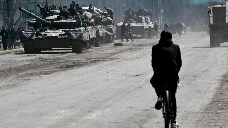 マリウポリの路上に止まったロシア軍の戦車と兵士ら/Anatoliy Zhdanov/SIPA/AP