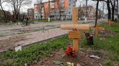 マリウポリの道路脇の墓地。紛争で死亡した市民が埋葬されている＝４月１８日撮影