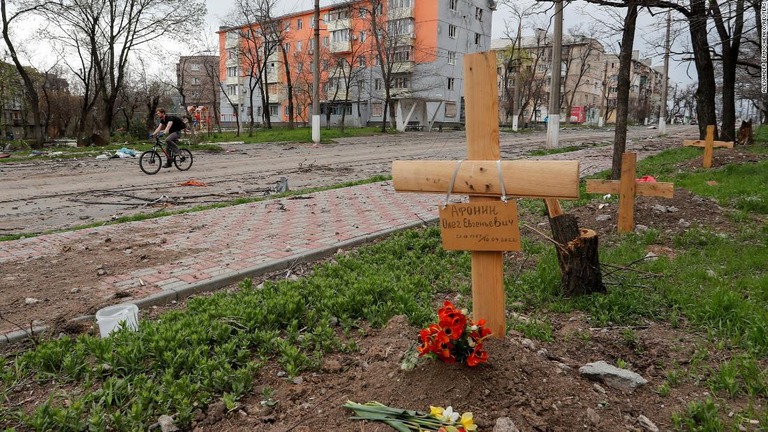 マリウポリの道路脇の墓地。紛争で死亡した市民が埋葬されている＝４月１８日撮影/Alexander Ermochenko/Reuters