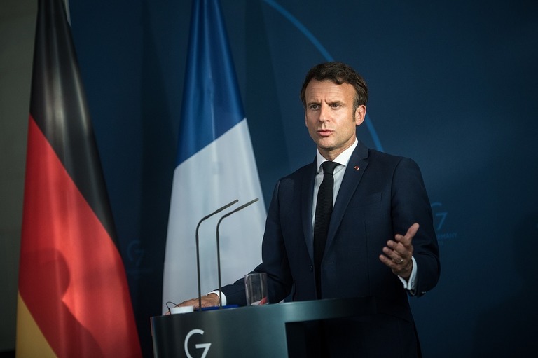 記者会見で発言するフランスのマクロン大統領＝９日、ドイツ・ベルリン/Stefanie Loos/Bloomberg/Getty Images