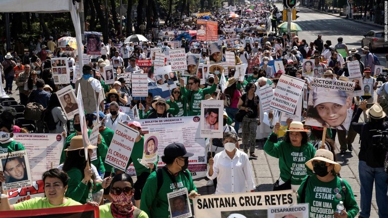 抗議デモを行う行方不明者の家族ら＝１０日、メキシコ市/Toya Sarno Jordan/Reuters