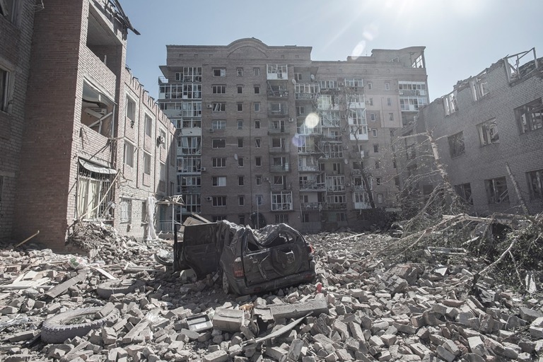ロシア軍の航空機がロケット弾を発射した後で破壊されたバフムトの様子/Andoni Lubaki/Sipa USA/Reuters
