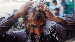 水道の水を浴びる男性＝パキスタン・カラチ