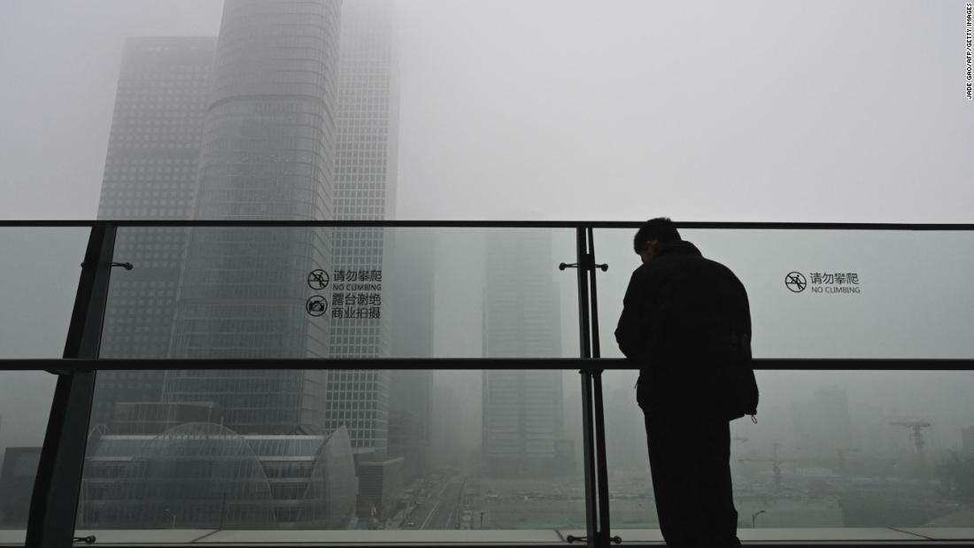 大気汚染により白い霧がかかったような状態になった北京=2021年11月5日/Jade Gao/AFP/Getty Images